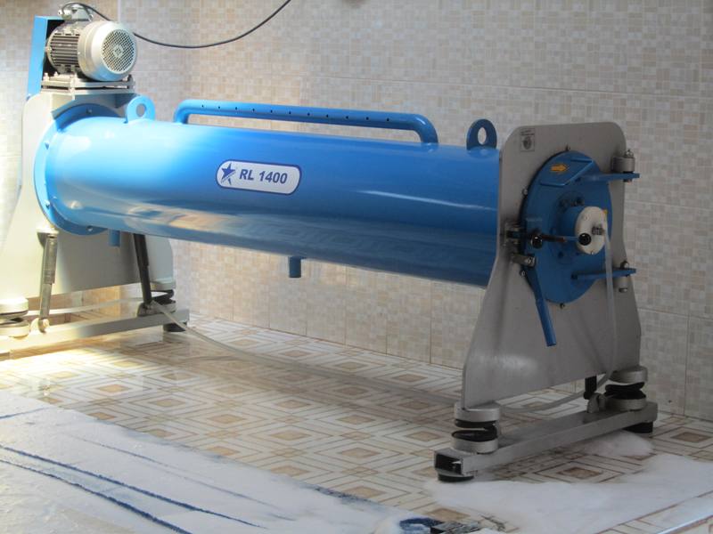 Area rug wringer machine (centrifuge