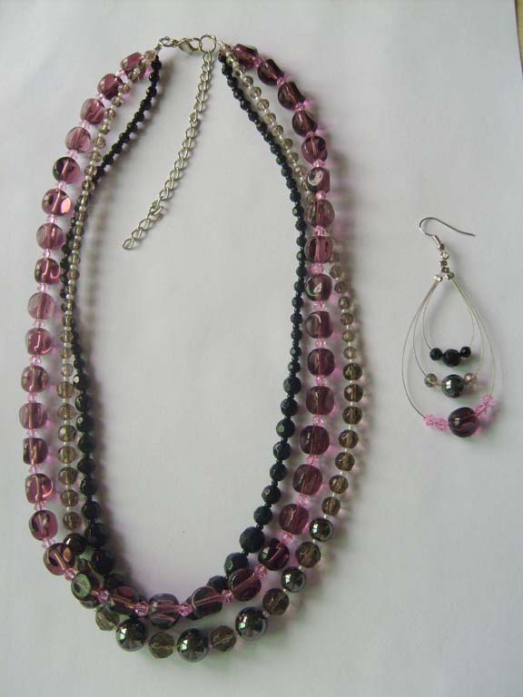Necklace set is made of glass beads and metal beads.