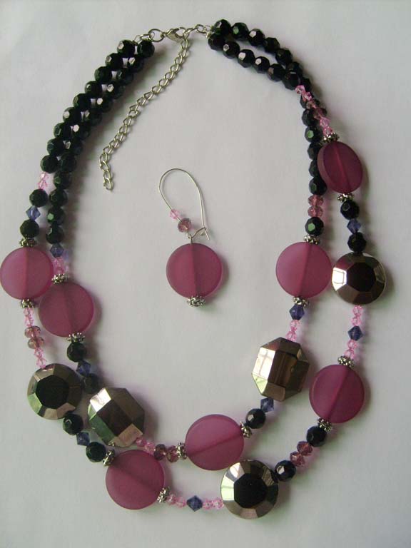 Necklace set is made of glass beads and acrylic beads.