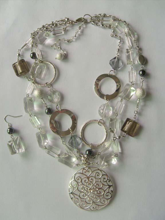 necklace is made of glass beads,alloy with gemstone pendant.